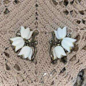 Elegant Kramer White Tulip Thermoset Clip-On Earrings Designer Signed